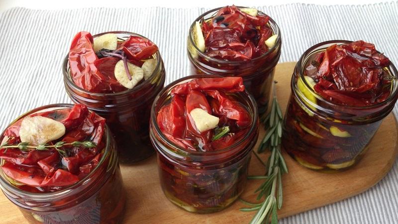 So kochen Sie sonnengetrocknete Tomaten zu Hause: verschiedene Arten und die leckersten Rezepte