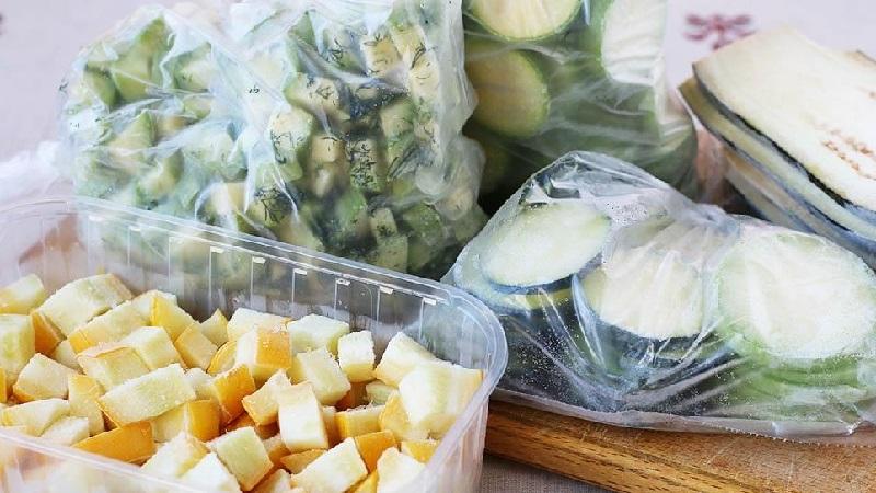 Lassen Sie uns den Geschmack und die Vorteile bewahren: wie man Zucchini für den Winter frisch einfriert und was man später daraus kocht