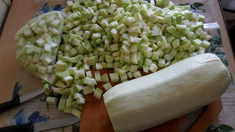 Lassen Sie uns den Geschmack und die Vorteile bewahren: wie man Zucchini für den Winter frisch einfriert und was man später daraus kocht