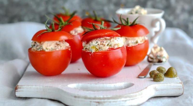 Der Geschmack und die Vorteile von Tomaten das ganze Jahr über: Wie man Tomaten für den Winter im Gefrierschrank einfriert und was man daraus kocht