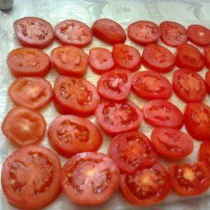 Der Geschmack und die Vorteile von Tomaten das ganze Jahr über: Wie man Tomaten für den Winter im Gefrierschrank einfriert und was man daraus kocht