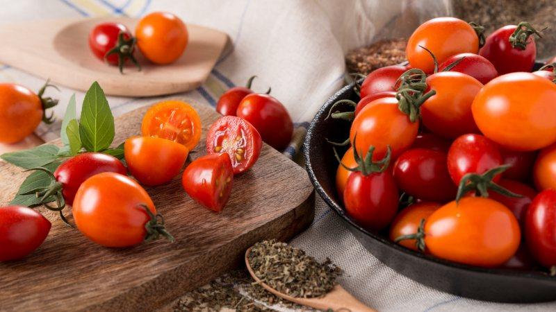 Die besten Express-Rezepte, wie man Tomaten schnell und lecker in eine Tüte einlegt: Zutaten, Anweisungen und Tipps von Hausfrauen