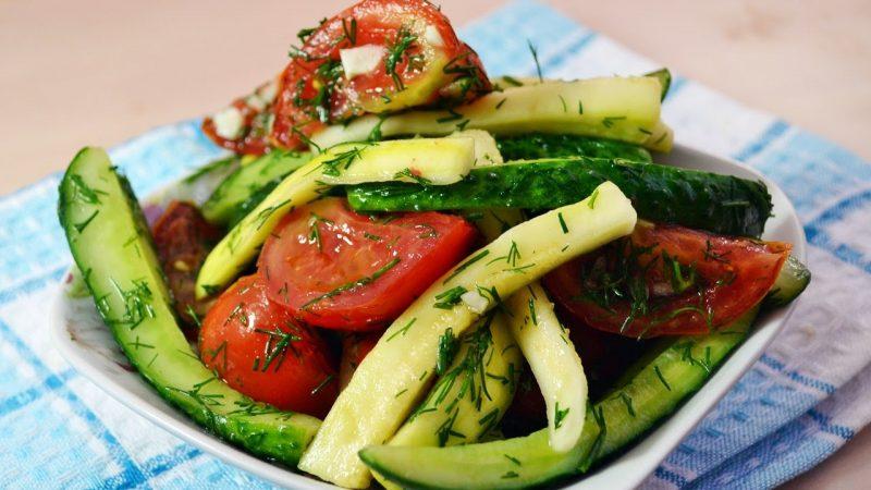 Die besten Express-Rezepte, wie man Tomaten schnell und lecker in eine Tüte einlegt: Zutaten, Anweisungen und Tipps von Hausfrauen