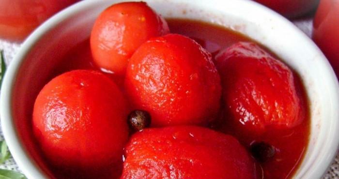 7 Möglichkeiten, eine Tomate zu schälen: Tomaten leicht und leicht mit einem Geheimnis von Hausfrauen schälen