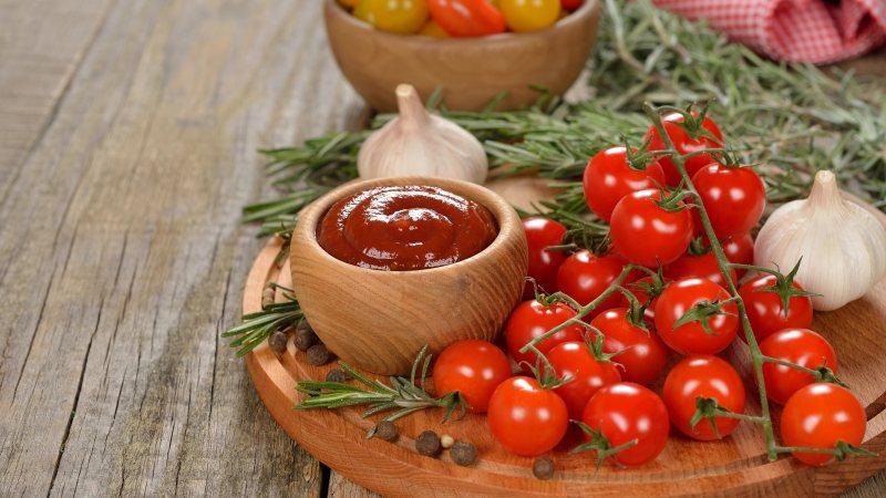 7 Möglichkeiten, eine Tomate zu schälen: Tomaten leicht und leicht mit einem Geheimnis von Hausfrauen schälen