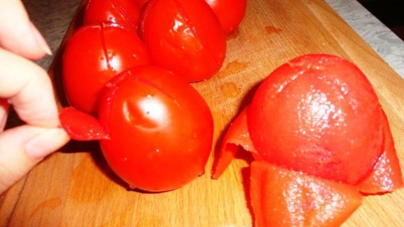 7 Möglichkeiten, eine Tomate zu schälen: Tomaten leicht und leicht mit einem Geheimnis von Hausfrauen schälen