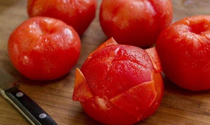 7 Möglichkeiten, eine Tomate zu schälen: Tomaten leicht und leicht mit einem Geheimnis von Hausfrauen schälen