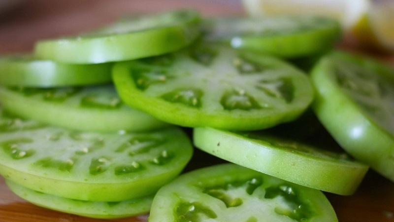 Ist es möglich, grüne Tomaten zu essen: Nutzen und Schaden für den menschlichen Körper, frisch und gesalzen