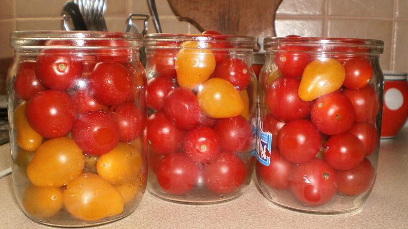 Die leckersten Rezepte für Kirschtomaten in Dosen: die besten Vorbereitungen für den Winter aus Miniaturtomaten