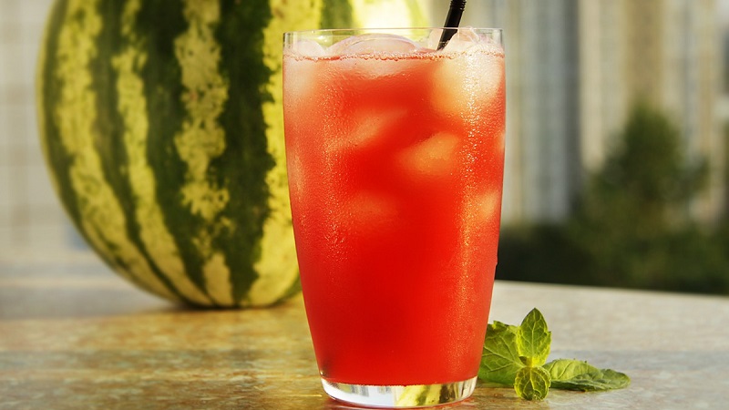 Warum ist Wassermelonensaft nützlich und wie man ihn zu Hause richtig kocht