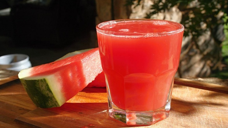 Warum ist Wassermelonensaft nützlich und wie man ihn zu Hause richtig kocht