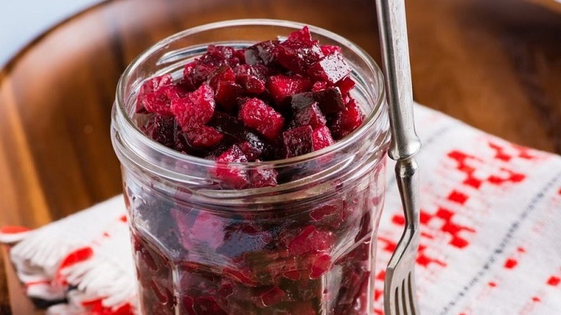 Wie man Rüben schnell und lecker salzt: ein Expressrezept für Gäste und Möglichkeiten, ein Gemüse für den Winter aufzubewahren