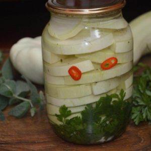 Die leckersten und einfachsten Rezepte, wie man Zucchini für den Winter in Gläsern salzt