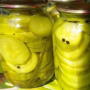 Die leckersten und einfachsten Rezepte, wie man Zucchini für den Winter in Gläsern salzt