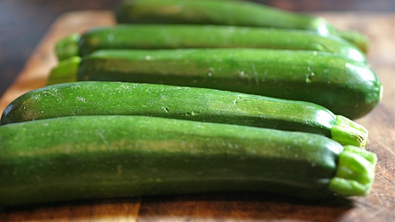 Was ist Zucchini Zucchini: Wir lernen die Aussicht kennen, bauen sie auf unserer Website an und verwenden sie für köstliche Gerichte