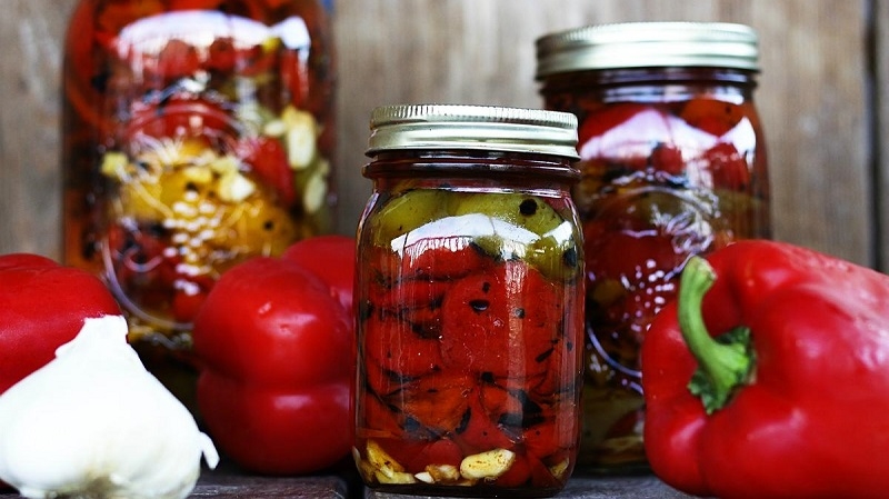 Wie man eingelegte Paprika in Öl für den Winter kocht: einfache Rezepte von erfahrenen Hausfrauen