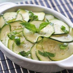 Wie man sofort gesalzene Zucchini macht: die besten Möglichkeiten