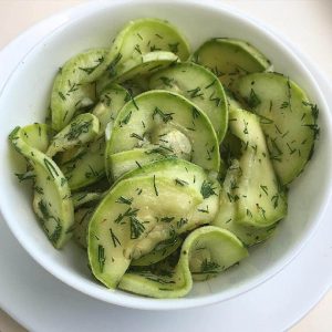 Wie man sofort gesalzene Zucchini macht: die besten Möglichkeiten