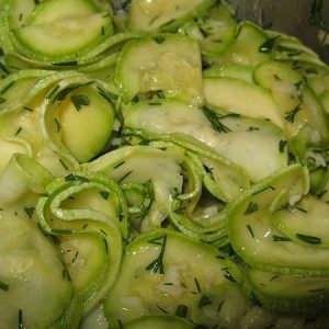 Wie man sofort gesalzene Zucchini macht: die besten Möglichkeiten