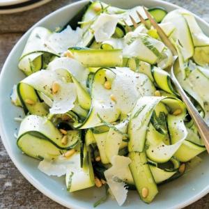 Wie man sofort gesalzene Zucchini macht: die besten Möglichkeiten