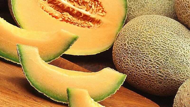 Ist es möglich, eine Melone auf nüchternen Magen zu essen: Nutzen, Schaden und Kontraindikationen