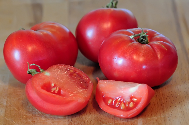 Süße, fleischige und unprätentiöse Tomate Sensei - eine Beschreibung der landwirtschaftlichen Techniken und Ratschläge von erfahrenen Sommerbewohnern