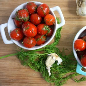 Die köstlichsten Rezepte zum Einlegen von Kirschtomaten für den Winter in Gläsern: Anweisungen und Geheimnisse erfahrener Hausfrauen