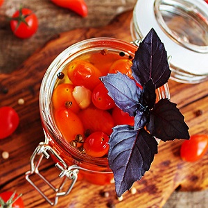 Die köstlichsten Rezepte zum Einlegen von Kirschtomaten für den Winter in Gläsern: Anweisungen und Geheimnisse erfahrener Hausfrauen