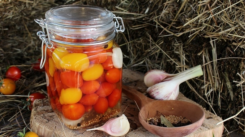 Die köstlichsten Rezepte zum Einlegen von Kirschtomaten für den Winter in Gläsern: Anweisungen und Geheimnisse erfahrener Hausfrauen