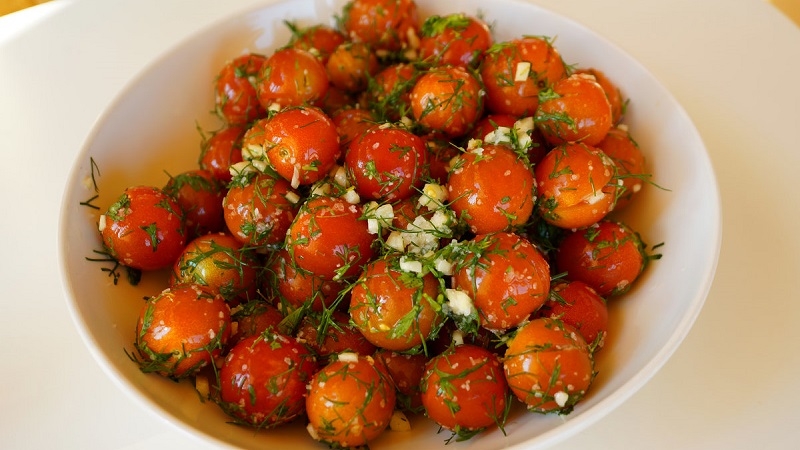 Die köstlichsten Rezepte zum Einlegen von Kirschtomaten für den Winter in Gläsern: Anweisungen und Geheimnisse erfahrener Hausfrauen