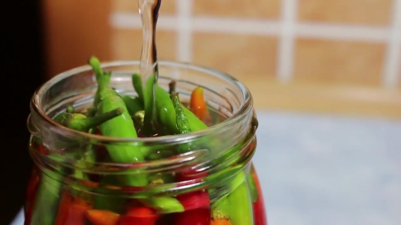 So kochen Sie eingelegte Peperoni für den Winter ohne Sterilisation: die einfachsten und leckersten Rezepte