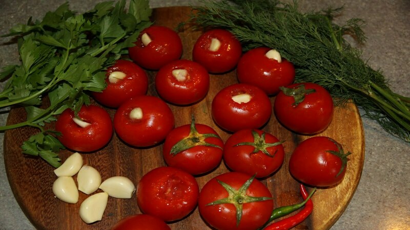 Wie man köstliche und originelle süße Tomaten in Litergläsern für den Winter kocht