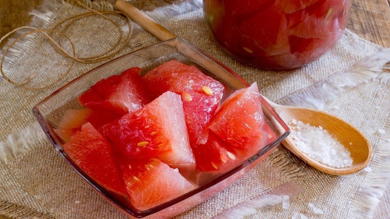 So bereiten Sie leckere und gesunde Wassermelonen in Ihrem eigenen Saft für den Winter zu