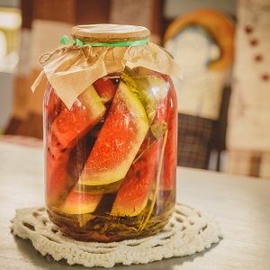 So bereiten Sie leckere und gesunde Wassermelonen in Ihrem eigenen Saft für den Winter zu