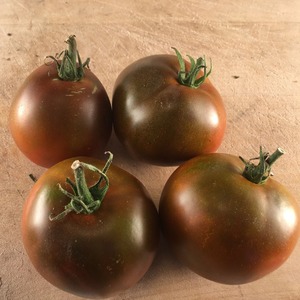 Eine unprätentiöse Sorte mit einer ungewöhnlichen Farbe und einem einzigartigen Geschmack - die Black Prince-Tomate und die Besonderheiten ihres Anbaus