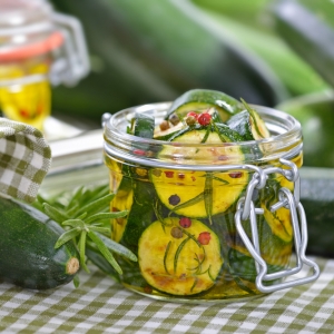 Wie man schnell und lecker Zucchini für den Winter zubereitet