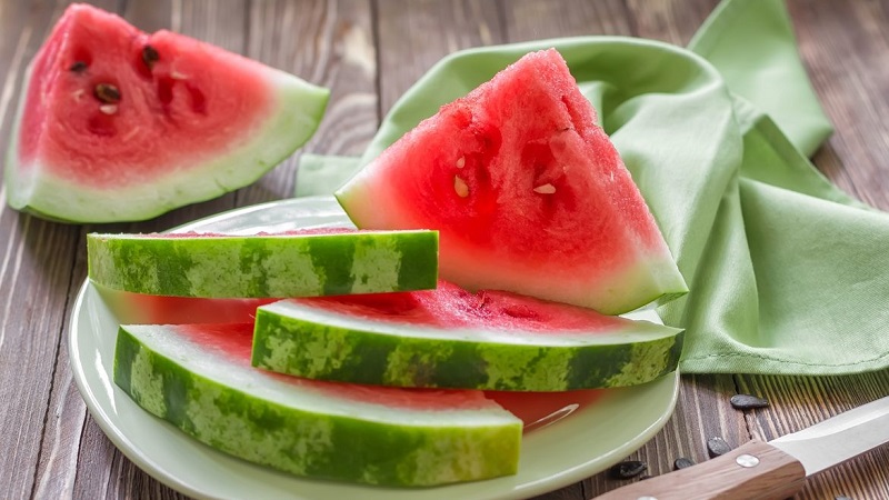 Wie man versteht, dass eine Wassermelone schlecht geworden ist und was zu tun ist, wenn es passiert ist