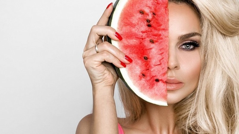 Einfache und effektive Wassermelonenmasken für Gesicht und Haare zu Hause