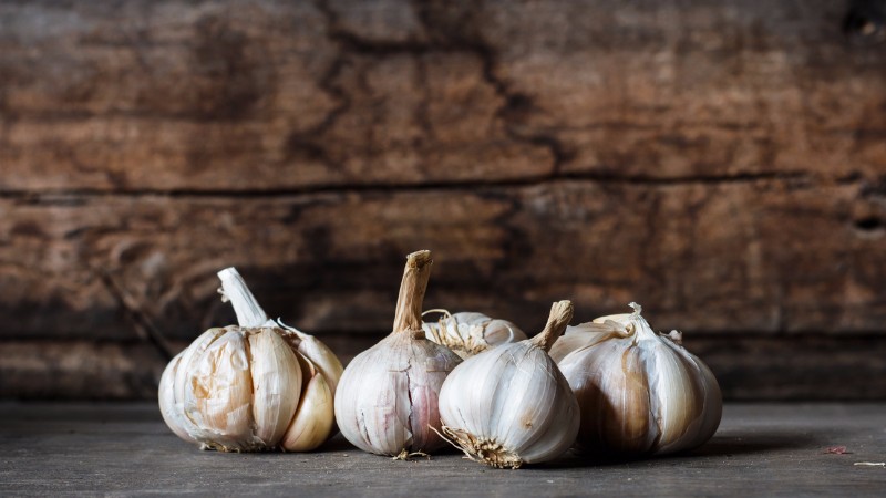 Was passiert, wenn Sie jeden Tag Knoblauch essen und wie viel Sie verwenden, um Ihre Gesundheit nicht zu schädigen?