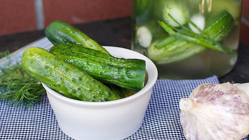 Wie man aromatische und knusprige Gurken mit Senf für den Winter kocht