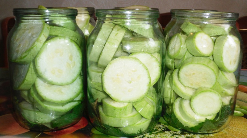 Wie man eingelegte Zucchini für den Winter ohne Sterilisation kocht: die besten Rezepte und nützlichen Tipps