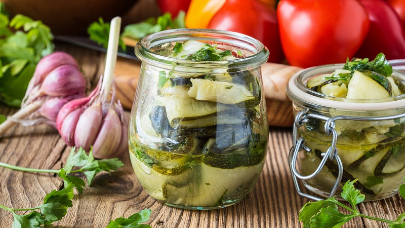 Wie man eingelegte Zucchini für den Winter ohne Sterilisation kocht: die besten Rezepte und nützlichen Tipps