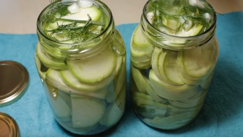 Wie man eingelegte Zucchini für den Winter ohne Sterilisation kocht: die besten Rezepte und nützlichen Tipps