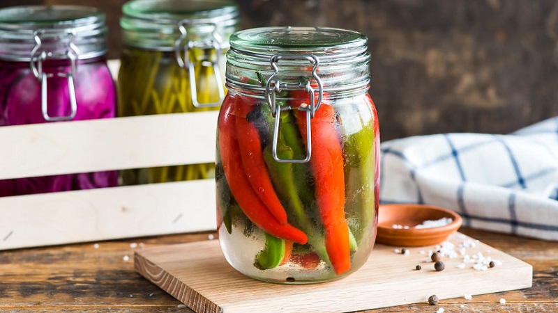 So kochen Sie eingelegte Peperoni für den Winter ohne Sterilisation: die einfachsten und leckersten Rezepte