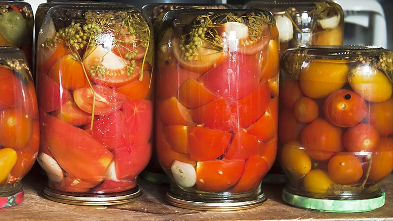 Wie man köstliche und originelle süße Tomaten in Litergläsern für den Winter kocht