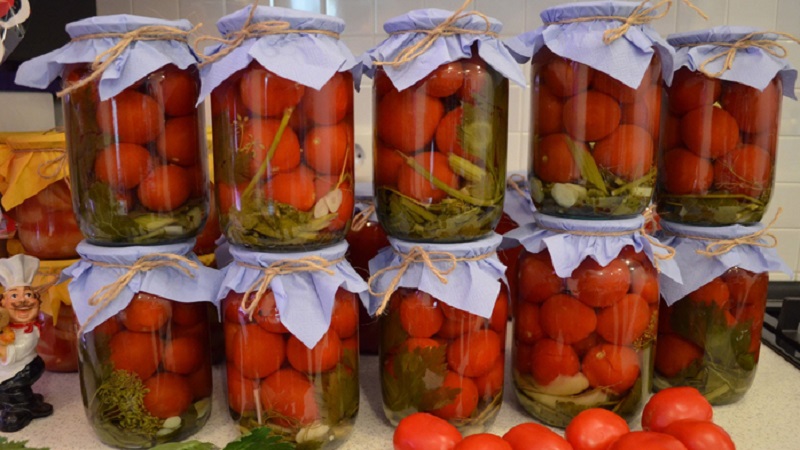 Wie man köstliche und originelle süße Tomaten in Litergläsern für den Winter kocht