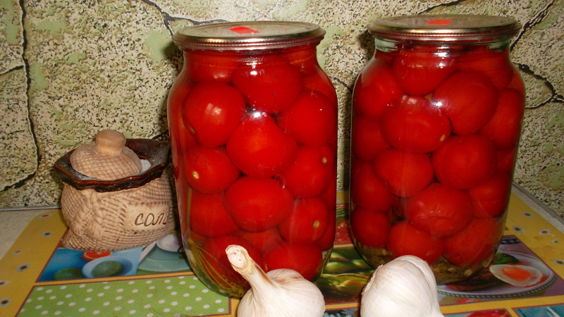 Wie man köstliche und originelle süße Tomaten in Litergläsern für den Winter kocht