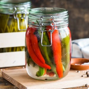 Zu Hause einen heißen Snack kochen: Wie man Paprika für den Winter nach den besten Rezepten aus der ganzen Welt salzt