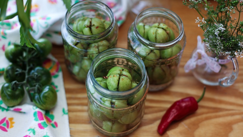 Wie man gesalzene grüne Tomaten für den Winter köstlich kocht: eine Auswahl der besten Rezepte