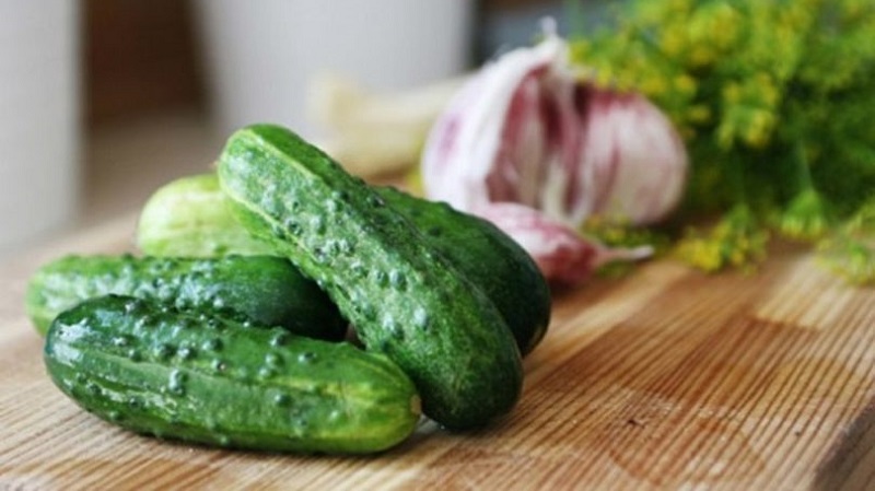 Wie man Gurken mit Zimt für den Winter zubereitet: ungewöhnliche, aber sehr leckere Rezepte